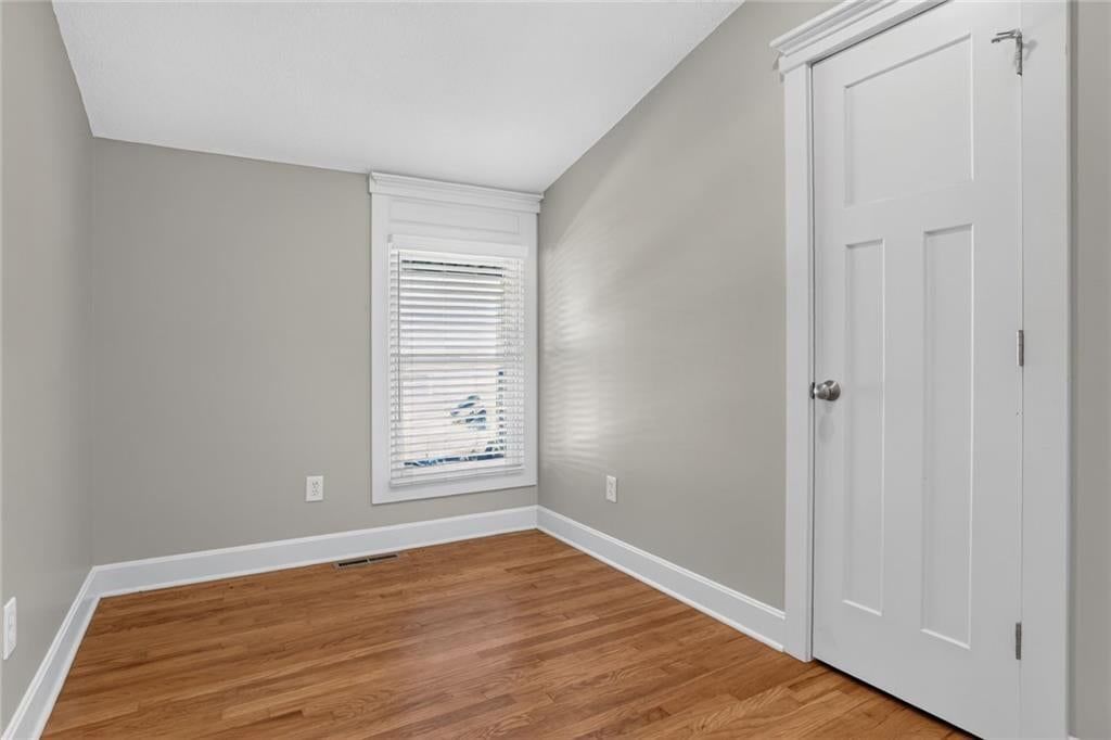 Photo 10 of 20 - 5404 NE 43rd Street, Kansas City, MO 64117