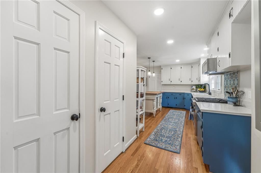 Photo 18 of 39 - 6837 Linden Street, Prairie Village, KS 66208