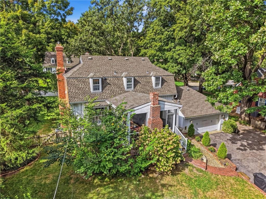 Photo 6 of 39 - 6837 Linden Street, Prairie Village, KS 66208