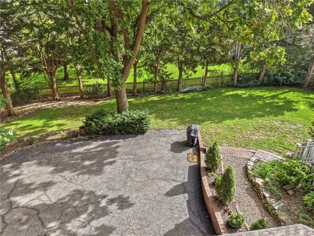 Photo 11 of 39 - 6837 Linden Street, Prairie Village, KS 66208