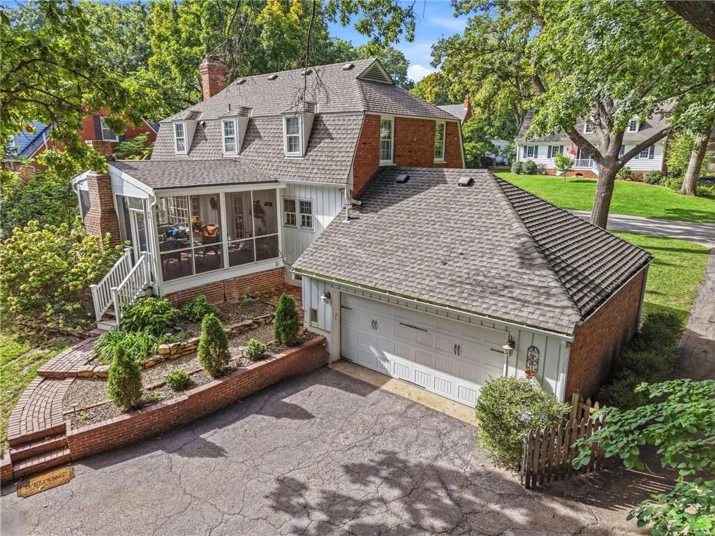 Photo 5 of 39 - 6837 Linden Street, Prairie Village, KS 66208
