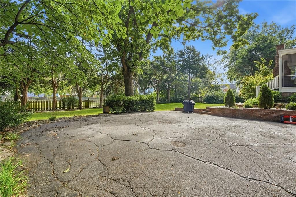 Photo 10 of 39 - 6837 Linden Street, Prairie Village, KS 66208