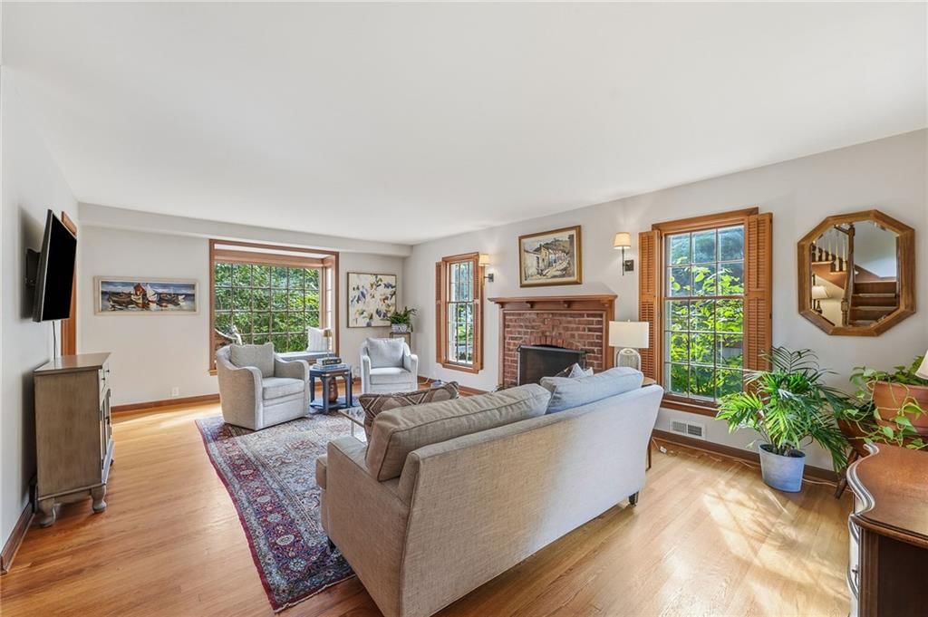 Photo 12 of 39 - 6837 Linden Street, Prairie Village, KS 66208