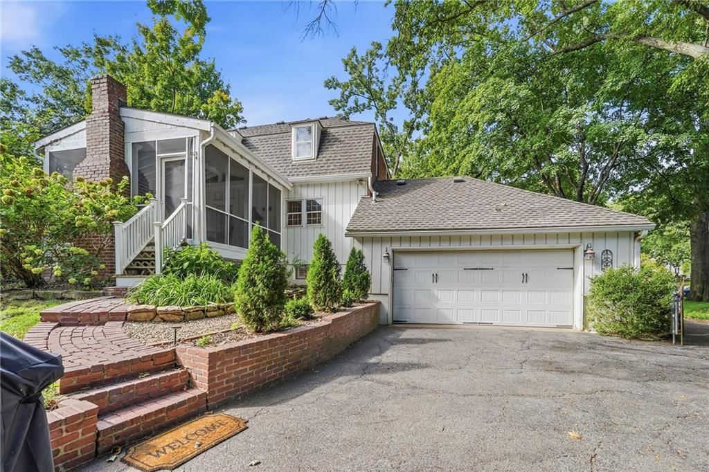 Photo 7 of 39 - 6837 Linden Street, Prairie Village, KS 66208