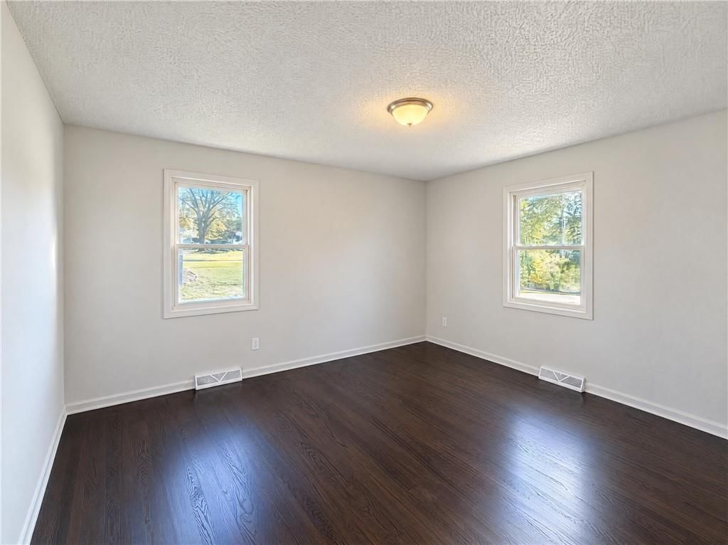 White walls at 1400 NW 65th Terrace, Kansas City, MO 64118
