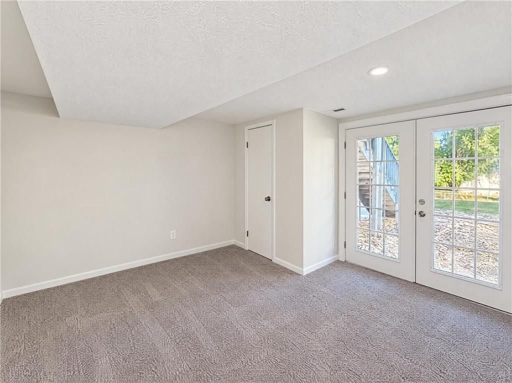 Tray ceiling at 1400 NW 65th Terrace, Kansas City, MO 64118