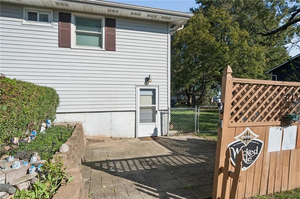 Attached garage at 7413 NW 84th Terrace, Kansas City, MO 64153