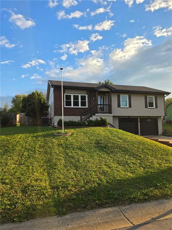 Ranch-style home, covered front porch and flat lot at 603 SE 21st Street, Oak Grove, MO 64075
