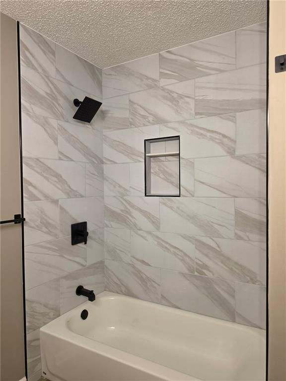 Tub and shower combo at 603 SE 21st Street, Oak Grove, MO 64075