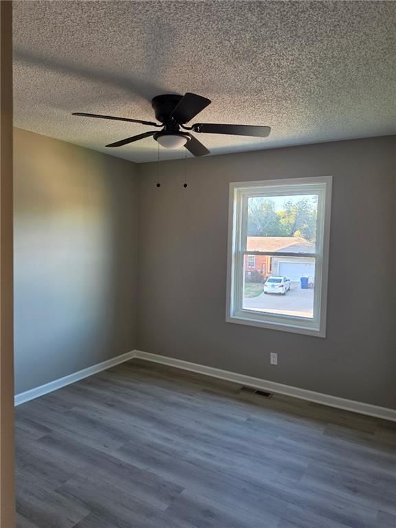 Photo 12 of 22 - 603 SE 21st Street, Oak Grove, MO 64075
