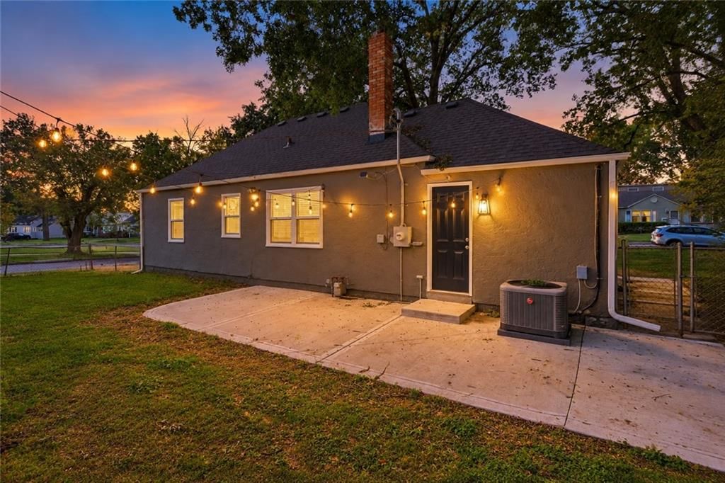 5117 Rosewood Drive, Roeland Park, KS: listing photo 3