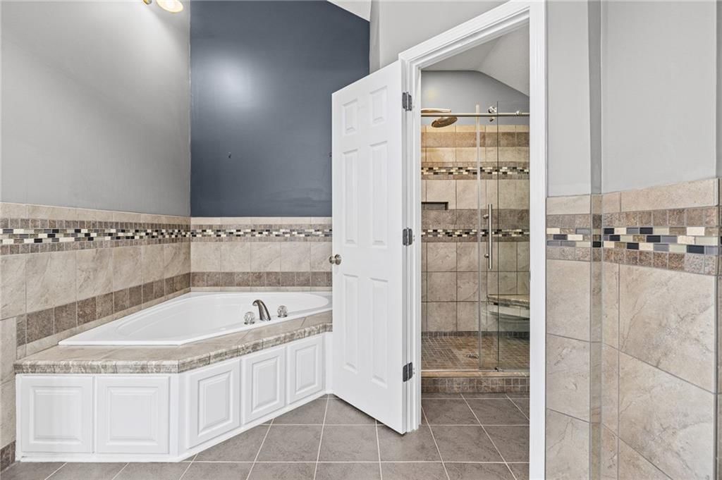 Freestanding tub at 1703 NE 181st Terrace, Smithville, MO 64089