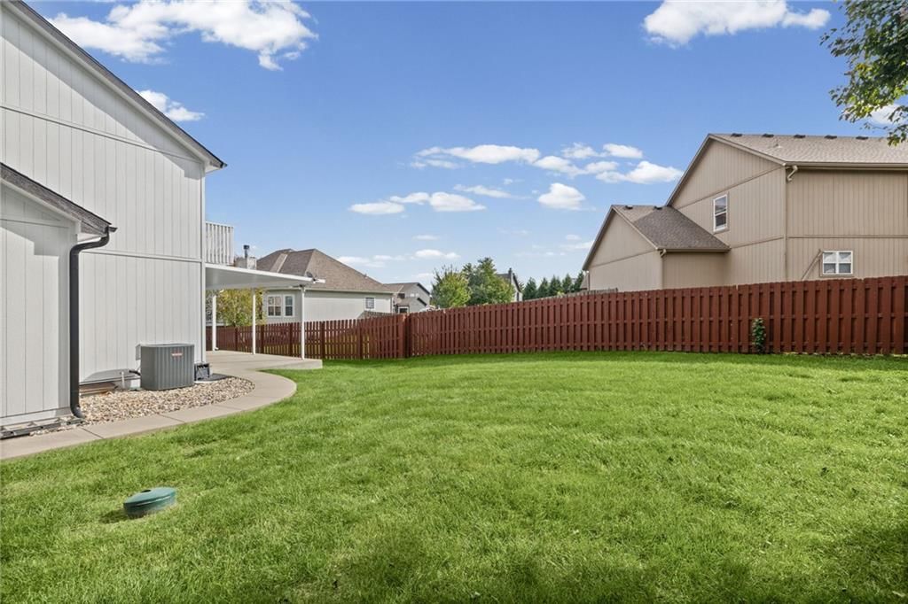 Fenced yard and flat lot at 1703 NE 181st Terrace, Smithville, MO 64089
