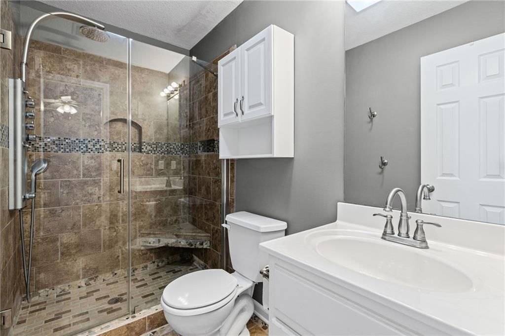Frameless glass shower at 1703 NE 181st Terrace, Smithville, MO 64089