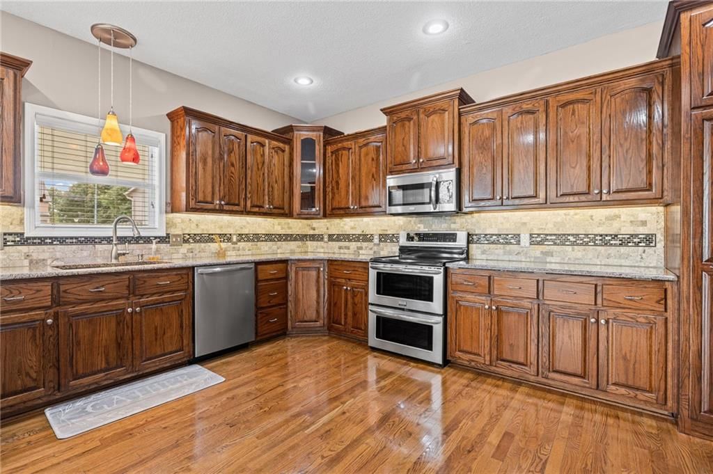Double oven at 1703 NE 181st Terrace, Smithville, MO 64089