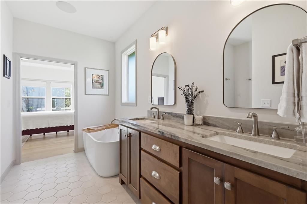 Photo 21: freestanding tub, 9401 W 169th Street, Overland Park, KS 66085