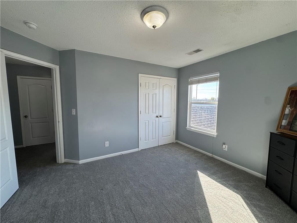 Carpet at 2104 Garfield Avenue, Kansas City, MO 64127