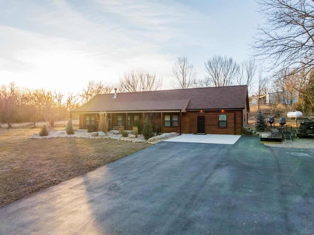 25733 Dempsey Road, McLouth, KS: listing photo 3