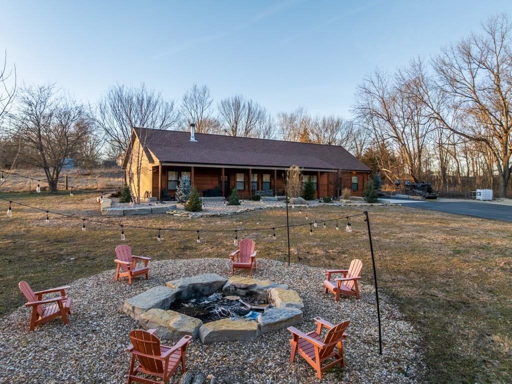 25733 Dempsey Road, McLouth, KS