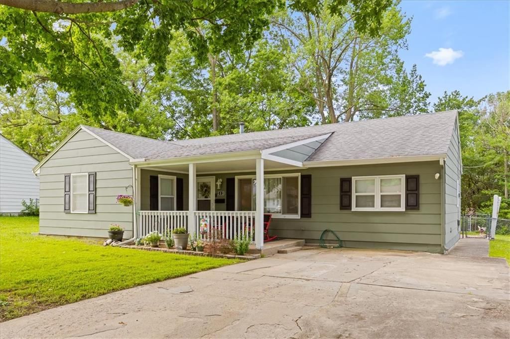 Ranch-style home, covered front porch and gray roof at 503 NE 67th Terrace, Gladstone, MO 64118