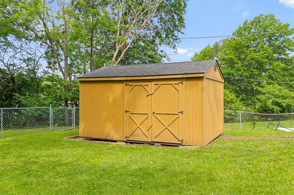 Fenced yard and chain-link fence at 503 NE 67th Terrace, Gladstone, MO 64118