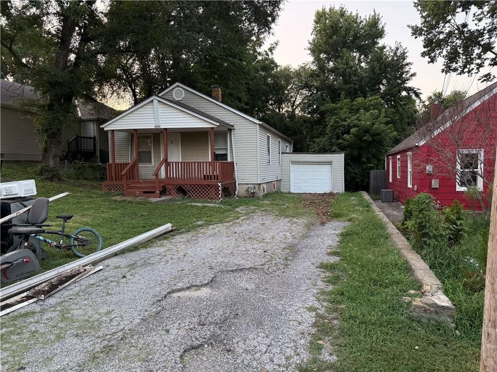 2000 NE 37th Terrace, Kansas City, MO: listing photo 2