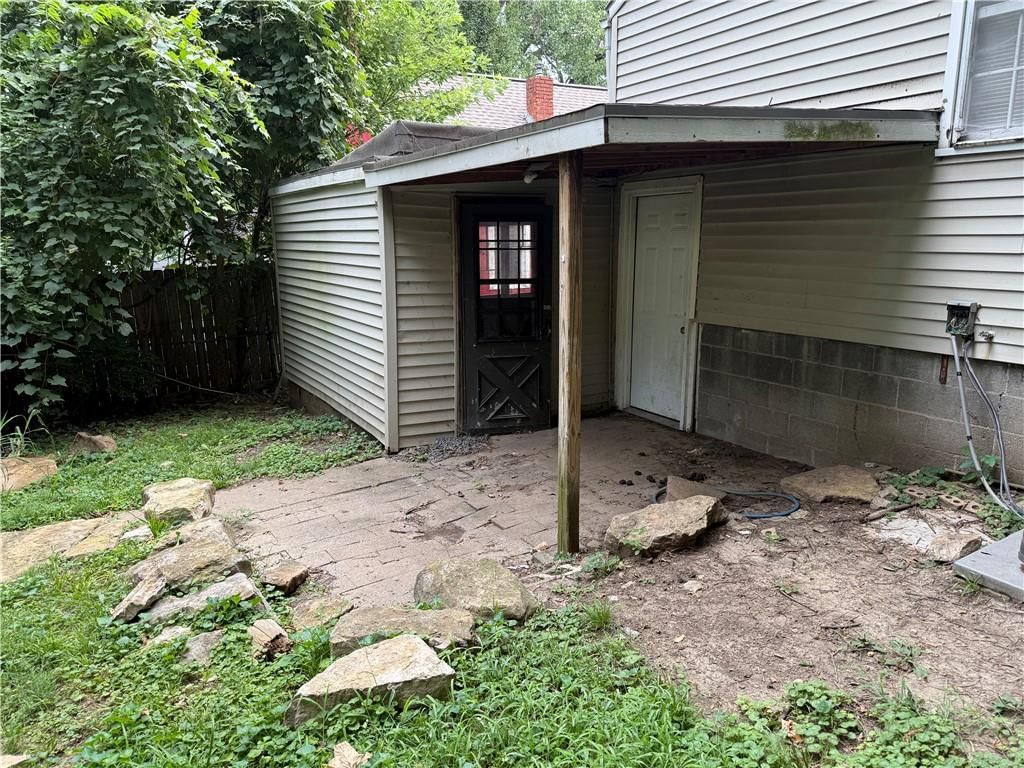 Covered patio at 2000 NE 37th Terrace, Kansas City, MO 64116