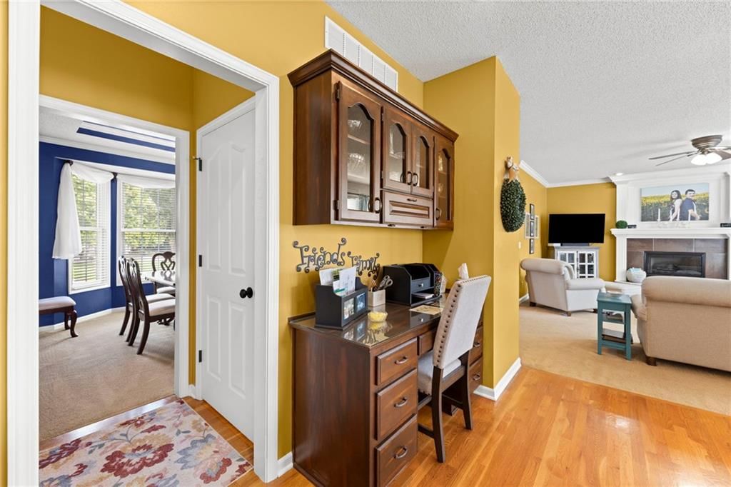 Built-ins at 22007 52nd Street, Shawnee, KS 66226