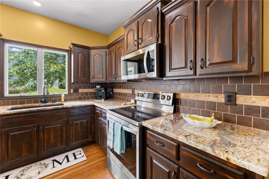 Double oven at 22007 52nd Street, Shawnee, KS 66226