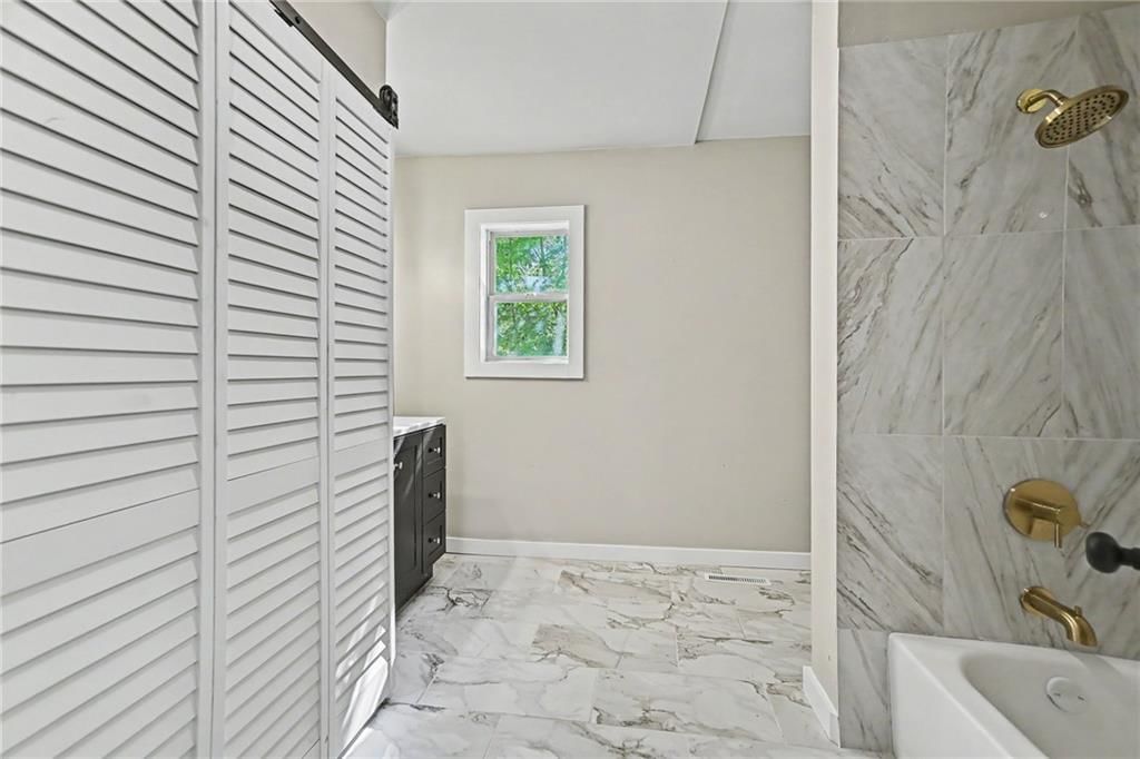 Photo 10 of 23 - 4429 NE Winn Road, Kansas City, MO 64117