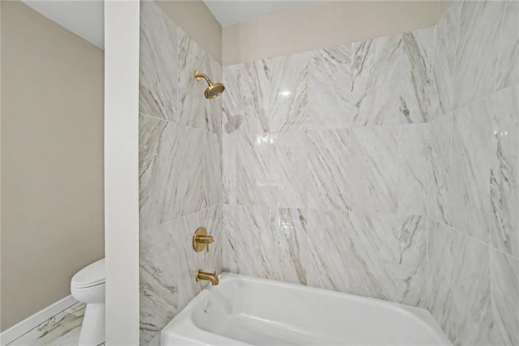 Photo 11 of 23 - 4429 NE Winn Road, Kansas City, MO 64117