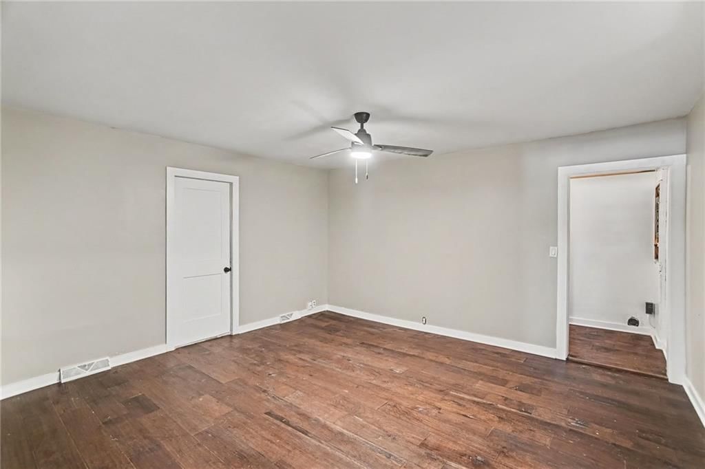 Photo 7 of 23 - 4429 NE Winn Road, Kansas City, MO 64117