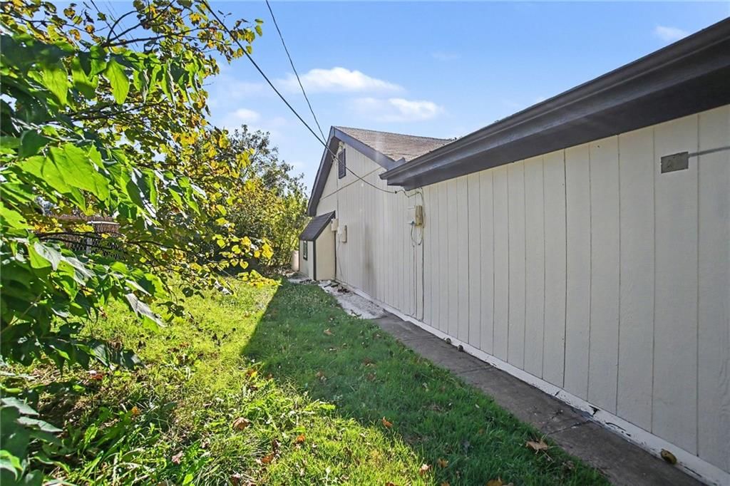 Photo 19 of 23 - 4429 NE Winn Road, Kansas City, MO 64117
