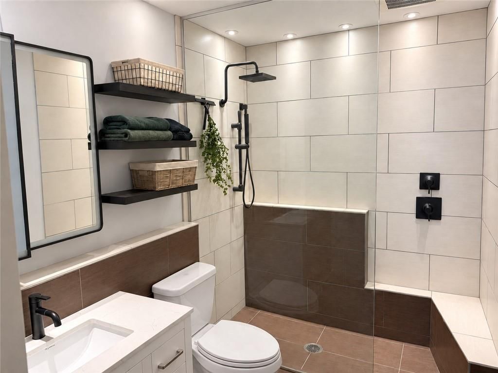 Photo 12: frameless glass shower, 912 Baltimore Avenue #802, Kansas City, MO 64105
