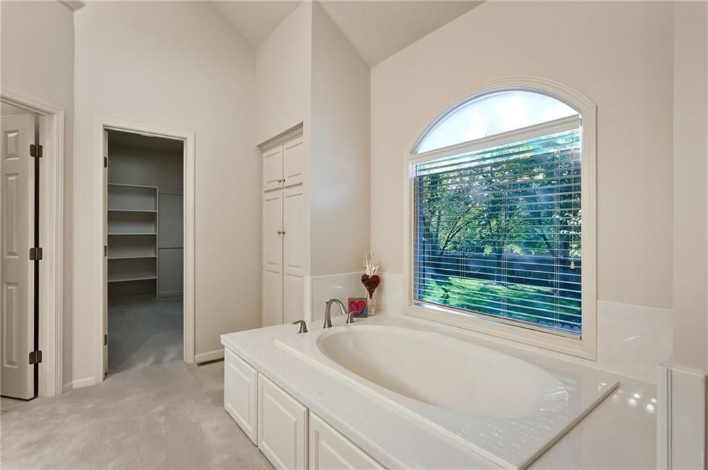 Photo 13 of 35 - 12307 Ash Street, Leawood, KS 66209