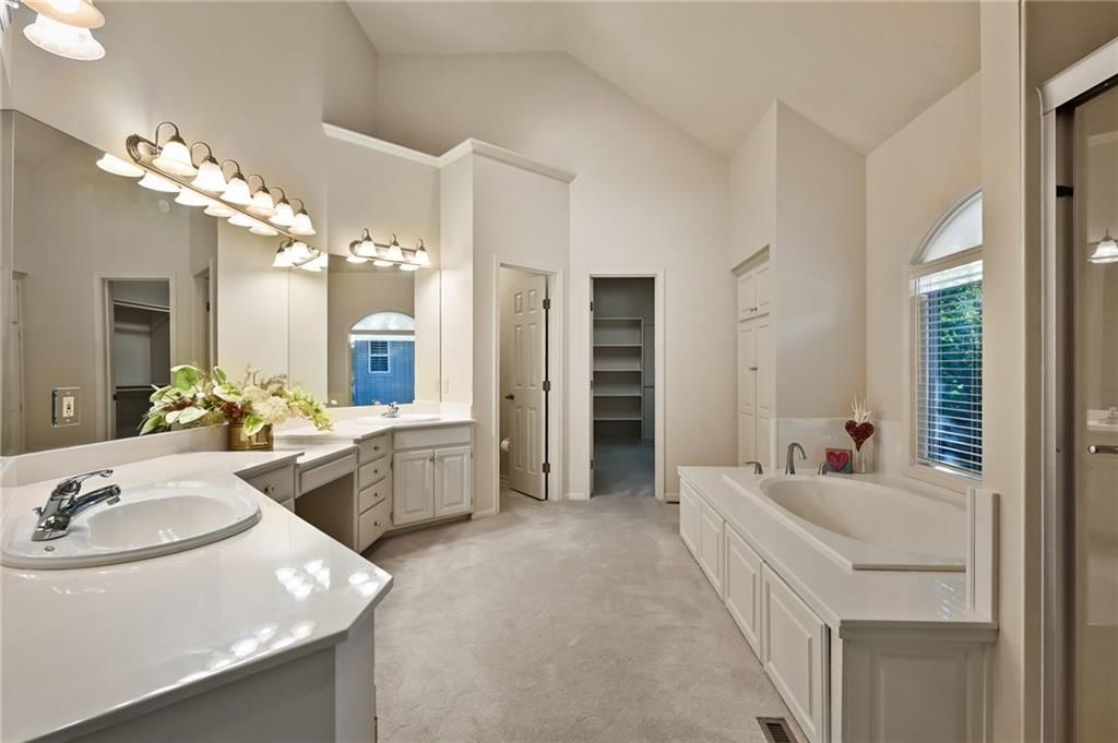 Photo 12 of 35 - 12307 Ash Street, Leawood, KS 66209