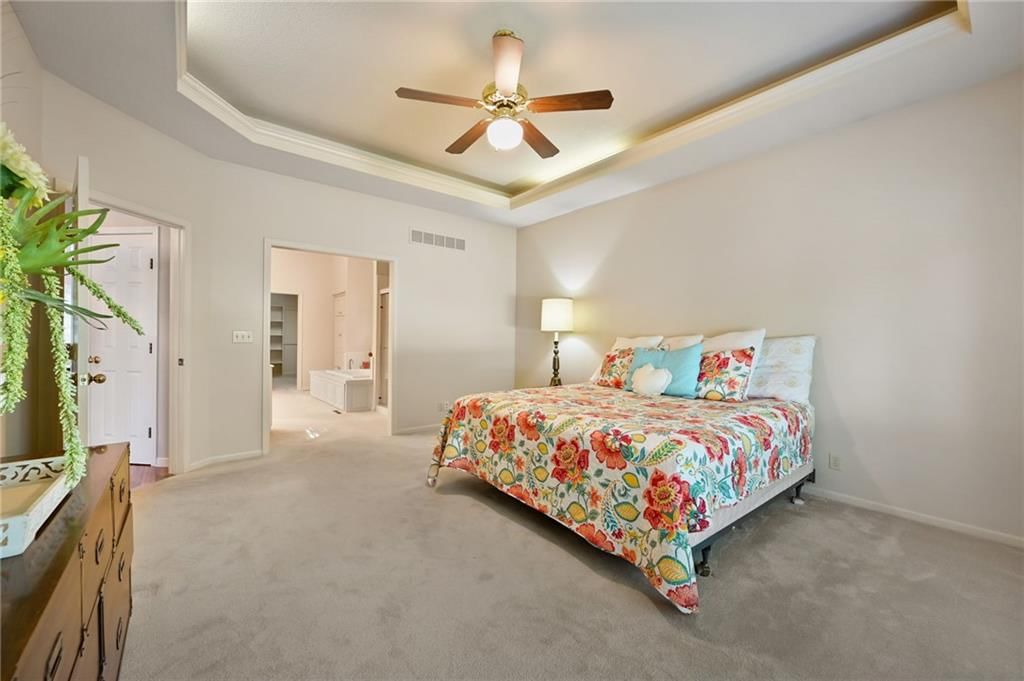 Photo 10 of 35 - 12307 Ash Street, Leawood, KS 66209