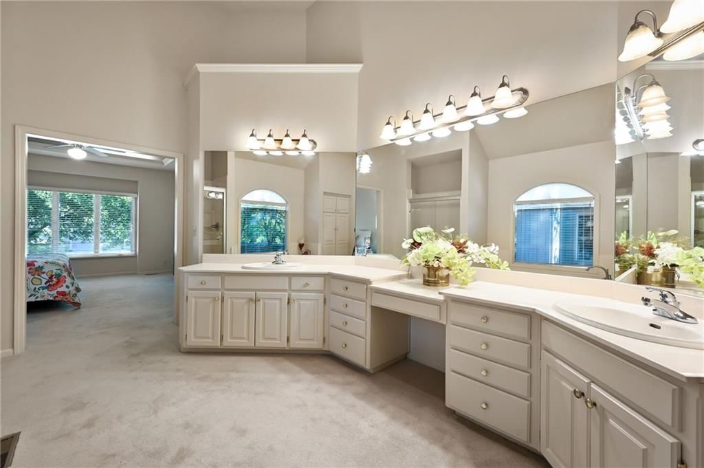 Photo 14 of 35 - 12307 Ash Street, Leawood, KS 66209