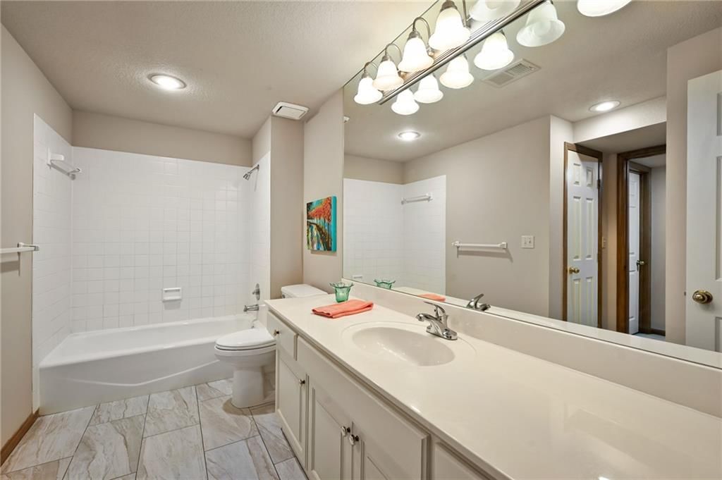 Photo 31 of 35 - 12307 Ash Street, Leawood, KS 66209