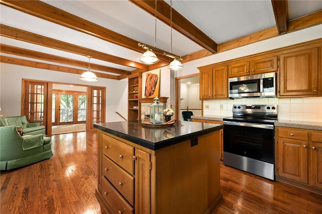 Photo 16 of 35 - 12307 Ash Street, Leawood, KS 66209