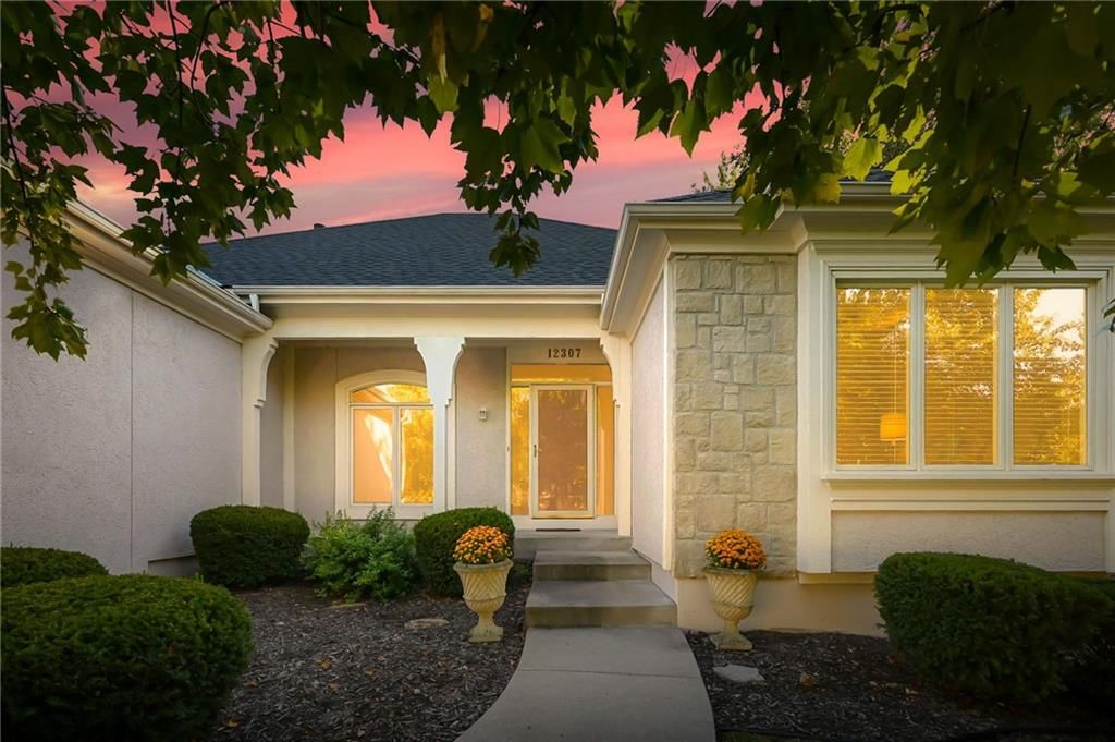 Photo 4 of 35 - 12307 Ash Street, Leawood, KS 66209