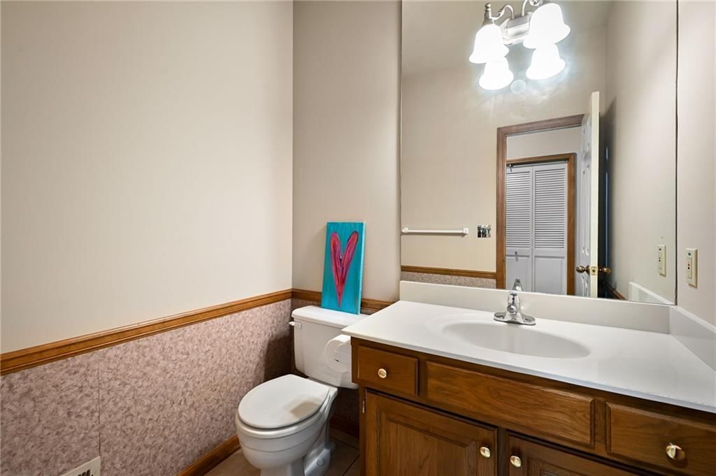 Photo 22 of 35 - 12307 Ash Street, Leawood, KS 66209