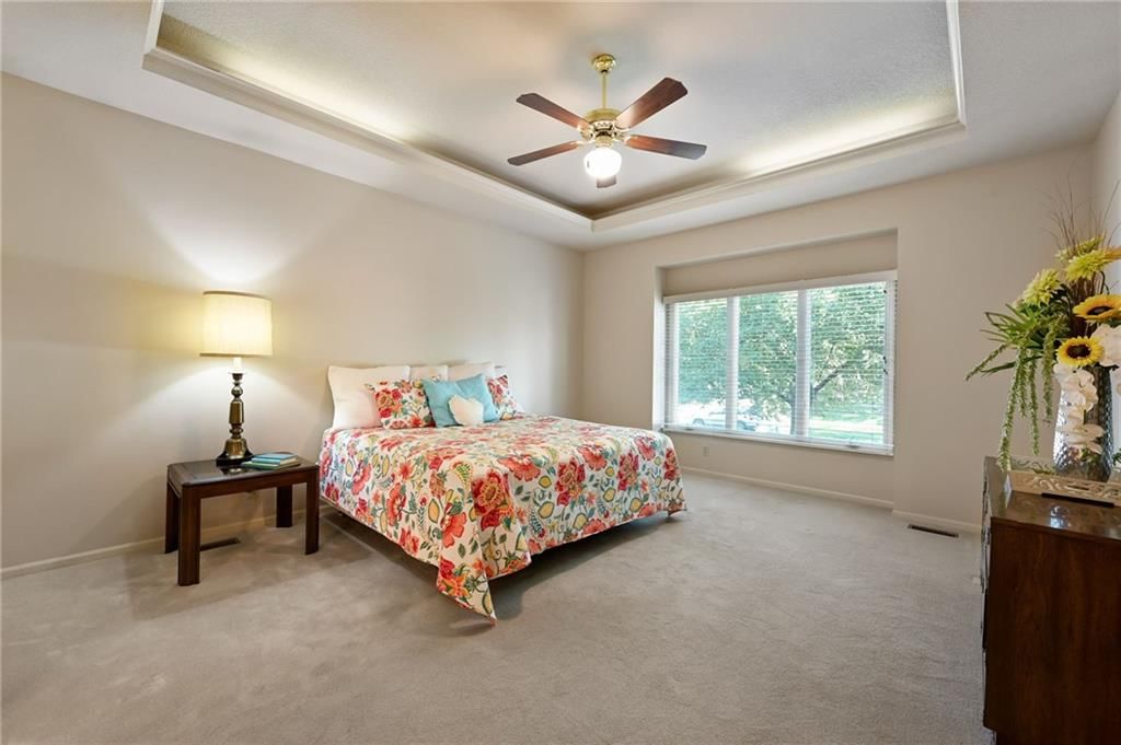 Photo 11 of 35 - 12307 Ash Street, Leawood, KS 66209