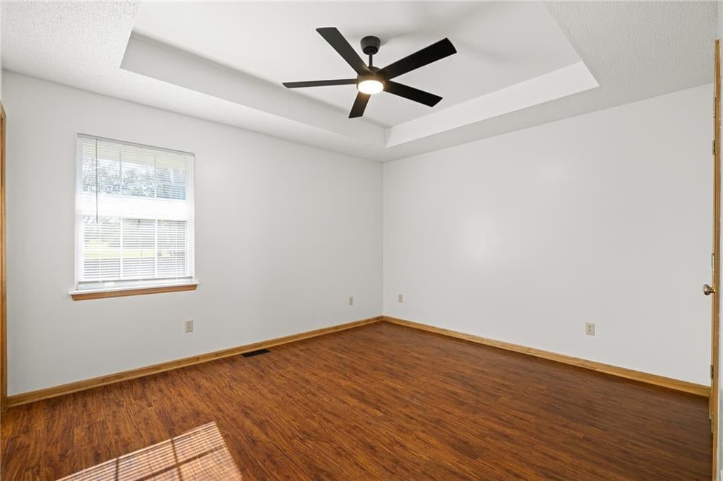 Main-floor primary bedroom and tray ceiling at 2513 SE WINCHESTER Drive, Lee's Summit, MO 64063