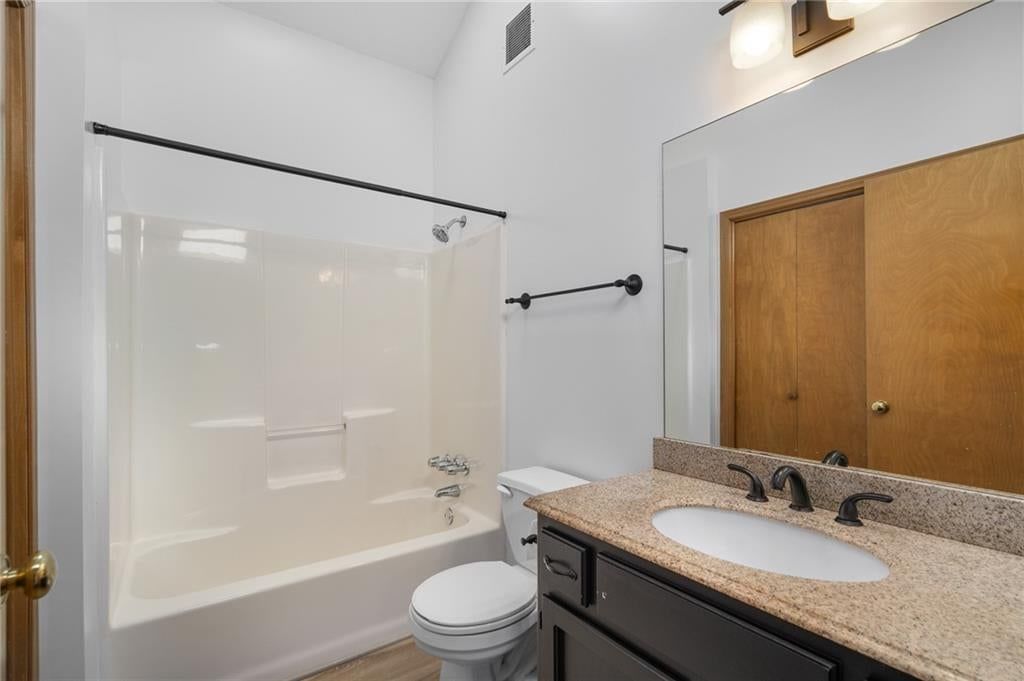 Photo 26 of 44 - 2513 SE WINCHESTER Drive, Lee's Summit, MO 64063