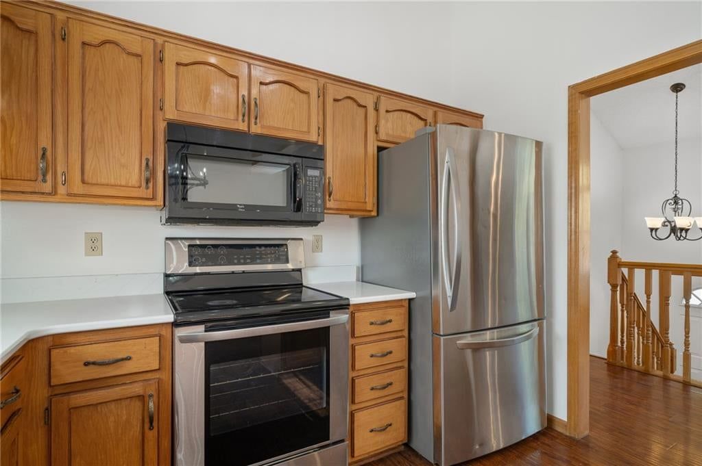 Electric range at 2513 SE WINCHESTER Drive, Lee's Summit, MO 64063