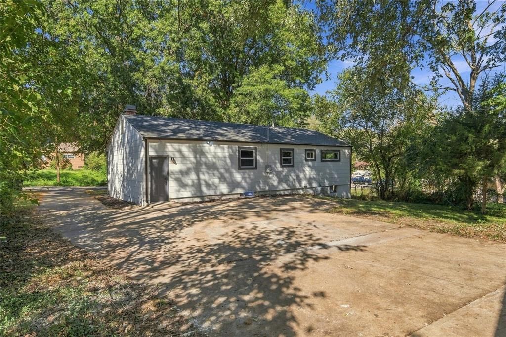 Photo 21 of 27 - 8503 Crystal Avenue, Kansas City, MO 66209