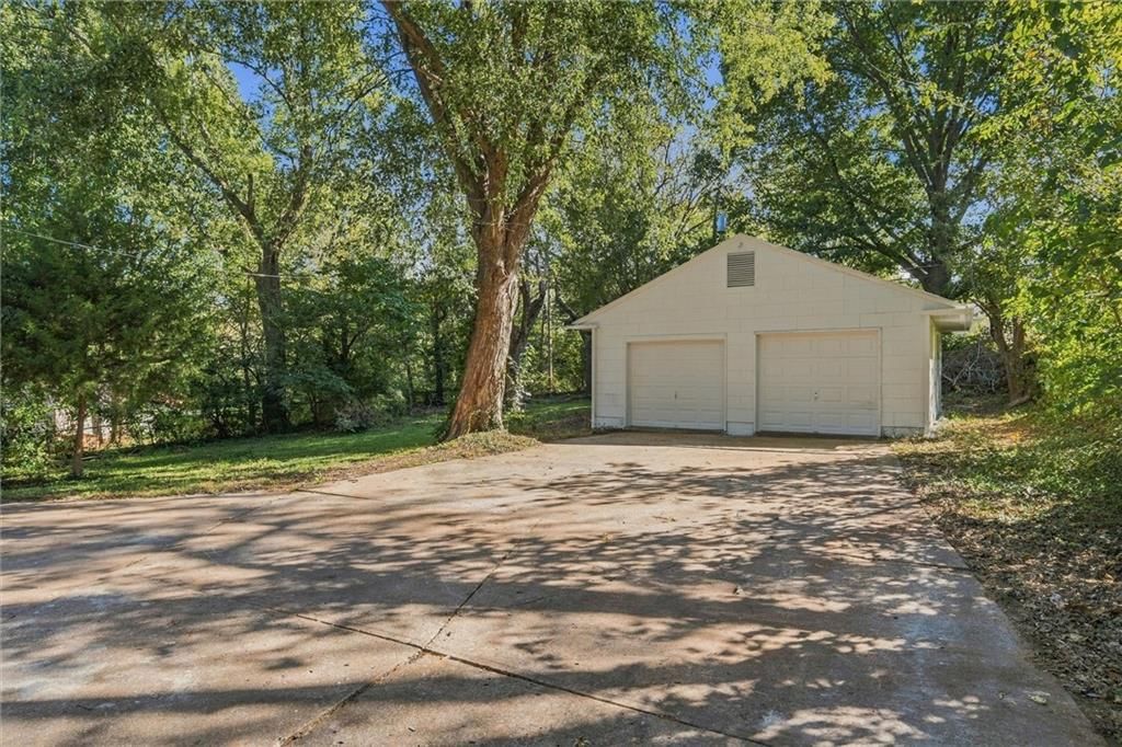 Photo 23 of 27 - 8503 Crystal Avenue, Kansas City, MO 66209