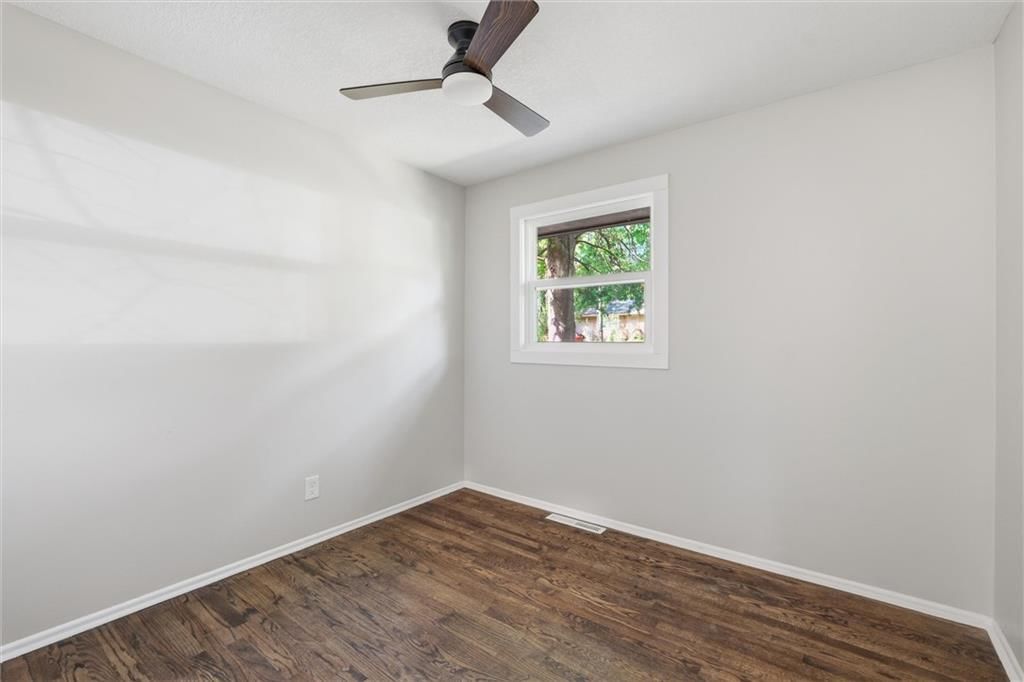Photo 17 of 27 - 8503 Crystal Avenue, Kansas City, MO 66209