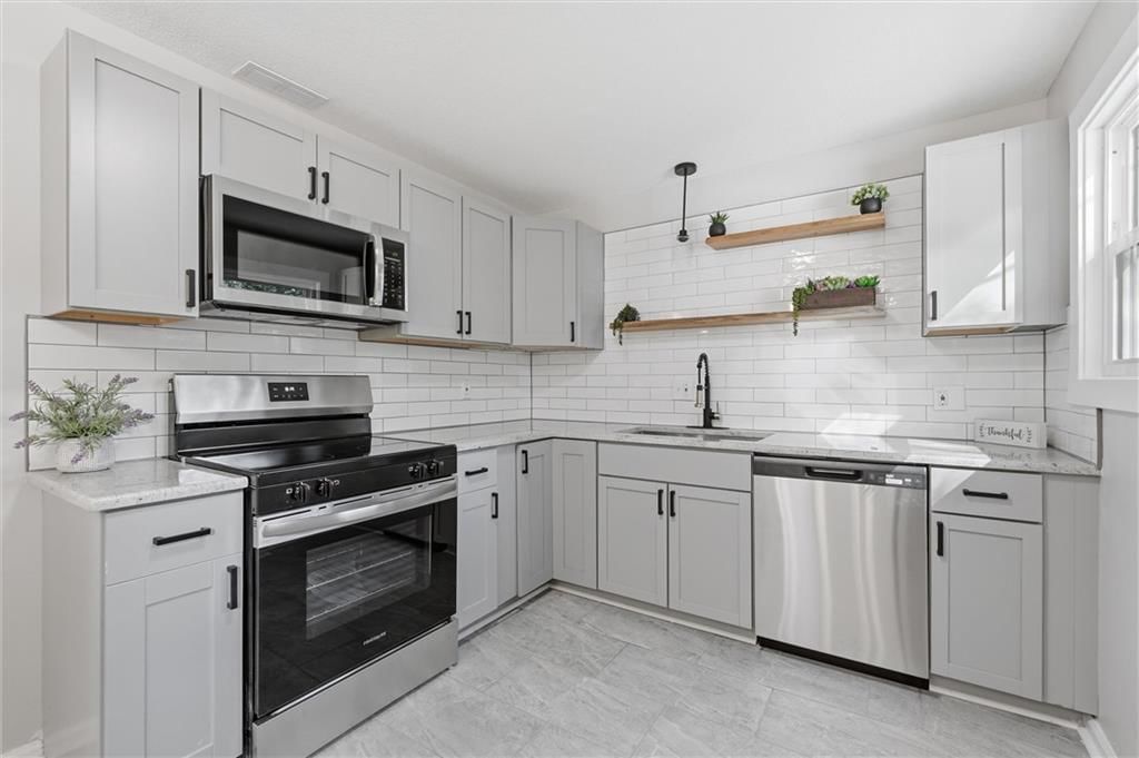 Double oven at 8503 Crystal Avenue, Kansas City, MO 66209